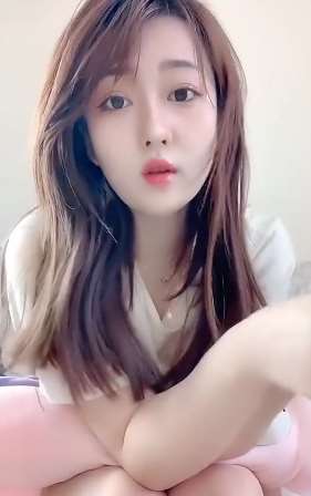 调皮的美女喜欢戏耍男人