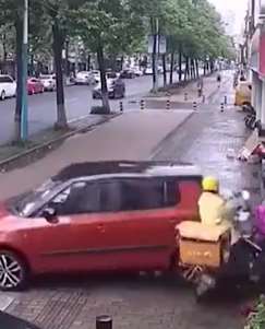 女司机错把油门当刹车，飞速倒车撞倒外卖员