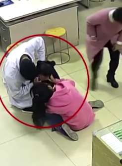 幼童被小馒头卡喉，医生用海姆立克式成功抢救