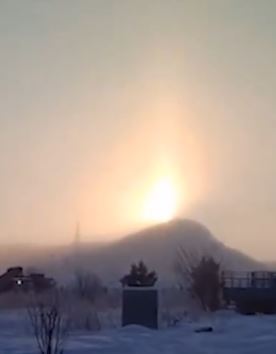 内蒙古一女子拍到幻日奇观 天空中惊现"三"个太阳