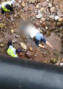 夫妻办离婚手续途中丈夫将妻子从10米高桥扔下