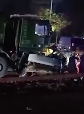 安徽马鞍山8死8伤车祸视频曝光 货车85km/h速度与客车相撞