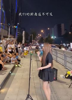 小姐姐街头翻唱DJ版潮汐