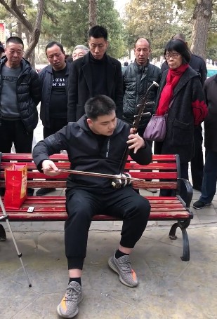 兄弟这二胡拉的不错,引来这么多人围观!