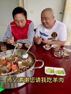 巩哥与徒弟曹随风搞笑:这味道想起俺爹!