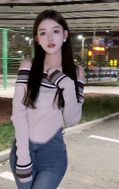 长腿小姐姐「isuu」穿牛仔裤街拍,身材好气质佳这样的小姐姐喜欢吗!