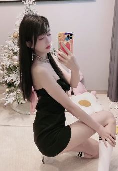 性感小姐姐「甜蜜饯」show韩系穿搭 白袜换黑丝会不会更搭?网友:找到流量密码的钥匙了!