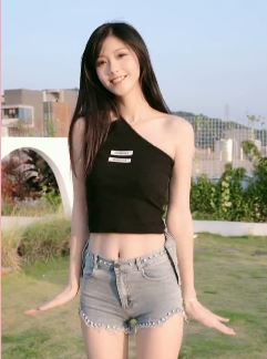 网红小姐姐「千语」穿热裤户外热舞 网友:舞姿优美,人更美!