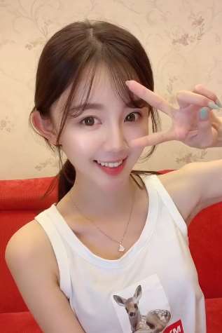 一位可爱的丫头，你猜她多大了？