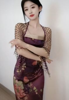 精致小姐姐「乌子酱」穿性感美裙居家浅跳 网友:身材真好