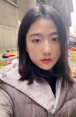 大学毕业后迷茫的小姐姐「小乔a」感慨：不想进厂创业没钱，母亲老去一事无成！