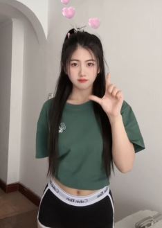 漂亮小姐姐「怡怡路」纯欲穿搭居家浅跳，越看越迷人