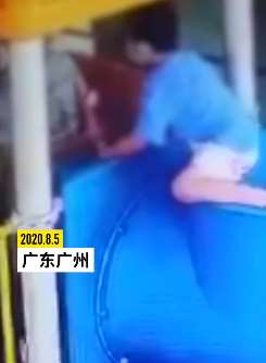 广州一男孩小区内遭扇耳光 打人者称其踩了孙女的手