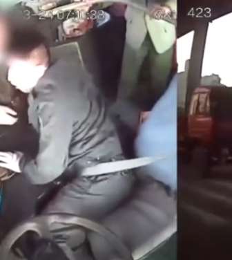 德阳一男子因上班要迟到,公交车上拉扯司机致车祸