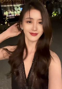 气质御姐「水水淼」分享夜晚随拍 配文:美女不需要有太多情绪