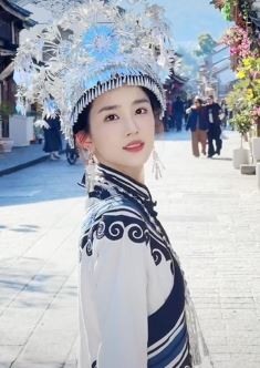 网红美女「潘敏」穿少数民族服装分享景区随拍 网友:全网最美