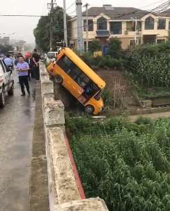 江苏一校车擅改行驶路线 车顶碰限高杆滑入河坎