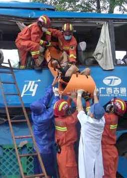 广西一客车与重型半挂相撞致5人死亡