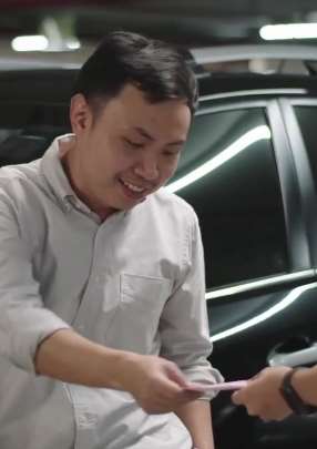 搞笑视频：男子地下停车库被美女"告白"