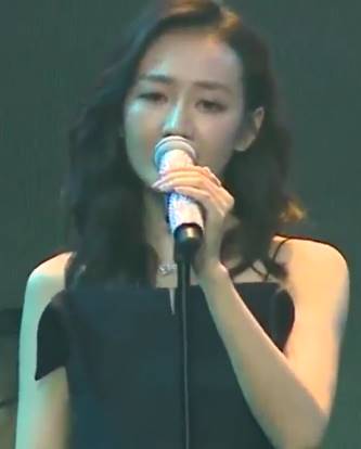 王鸥演唱《漂洋过海来看你》，到最后自己都哭了！