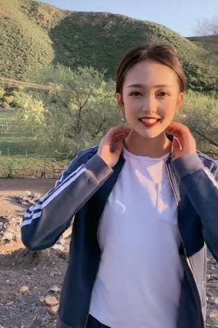 一位好看的新疆姑娘，虽不是倾国倾城，但也是貌美如花！