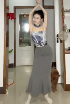 河北小姐姐「1诺」性感穿搭居家跳傣族舞 网友:会跳舞的女生真美