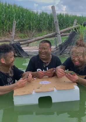 网红龙哥搞笑段子:水塘里打牌真凉快 怕晒还有小妙招