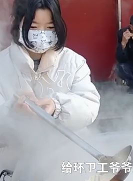 初一女生连续6年冬至请环卫工吃饺子