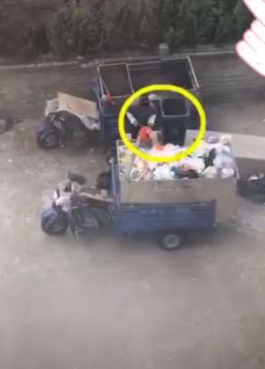 环卫工人运送垃圾时突然停下,这一举动每位中国人都应学习!