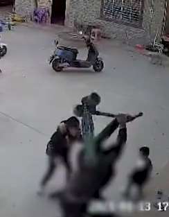 男子用滑板车砸妻子，幼女劝阻遭猛踹