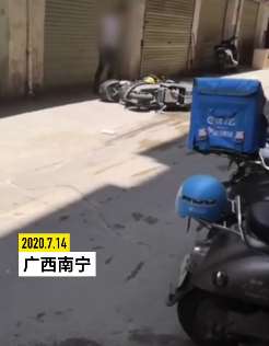 广西一外卖员遭人当街砍伤 两人系同事之间有矛盾