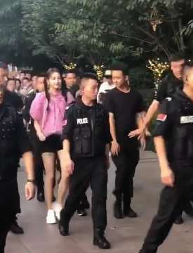 关晓彤现身欢乐谷，大批保安护送