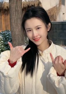 演员张慧雯雪后户外赏景跳ringringkiss手势舞，手都被冻红了