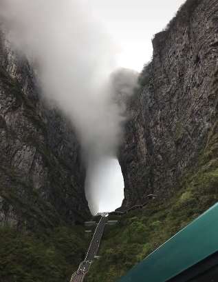 天门吐雾的奇观，这样场景难得一见