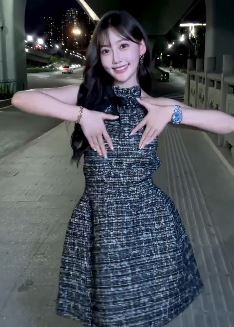 网红美女「云小朵」夜晚街头浅跳,问这么晚还有人看吗?
