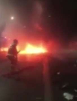 私家车与搅拌车相撞起火，消除员扑救时发生爆燃