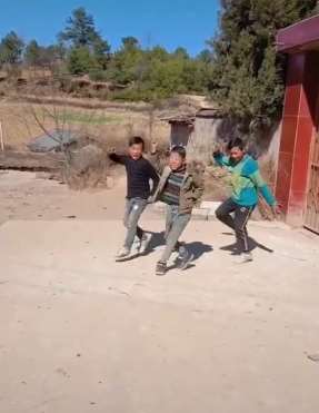三个小孩表演鬼步舞,跳的动作挺一致!