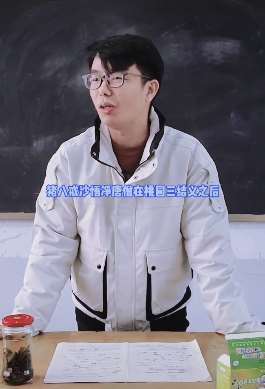 蛙哥叶半仙校园搞笑段子:一句话总结四大名著,答案写的"太有才"!