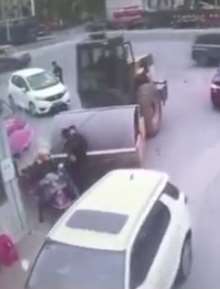 监拍男子驾驶压路机疯狂冲向路人，一人被碾压