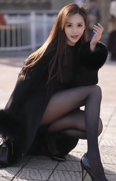 长腿模特小姐姐「小龙鼠」穿黑丝分享街头随拍,配文:今天当个偷心美人!