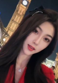 高颜值小姐姐「Mie咩咩」红色系穿搭分享街头随拍!网友:美如天仙