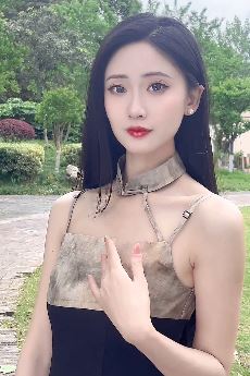 精致小姐姐「嘉月」新中式国风穿搭户外随拍 配文:时尚的尽头是国风