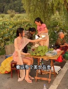 网红小姐姐「宛央」卖莲蓬10元3个 网友:卖烧饼肯定好卖!