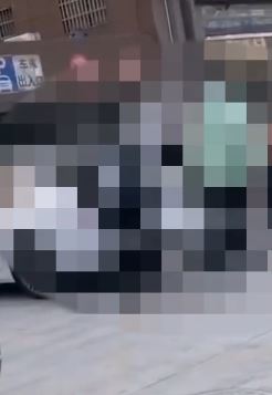 社交平台口角起纠纷 多名男子街头持械打人