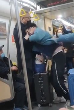 青岛地铁一67岁大爷与小伙互殴