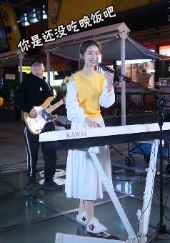 小姐姐街头弹唱《浪子闲话》不输原唱 你要不要也来点一首！