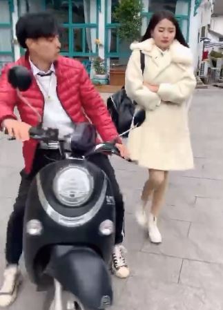 搞笑：小样敢抢我的包，我看你是要车还是要包！