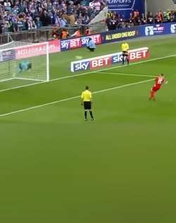 这守门员应该不会扑点球，只会用脚解决问题！