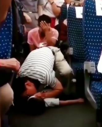 男孩在动车上突然昏厥，两个医生轮流为其心脏复苏!