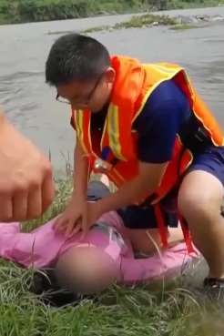 贵州一年轻女子轻生跳河 消防员激流中追赶营救